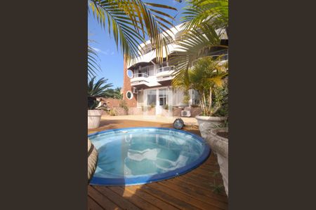 Casa à venda com 596m², 6 quartos e 4 vagas Casa à venda com 596m², 6 quartos e 4 vagasÁrea comum - Piscina