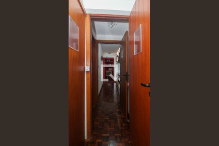 Casa à venda com 596m², 6 quartos e 4 vagas Casa à venda com 596m², 6 quartos e 4 vagasCorredor