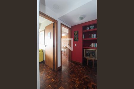 Casa à venda com 596m², 6 quartos e 4 vagas Casa à venda com 596m², 6 quartos e 4 vagasCorredor