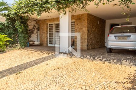 Casa para alugar com 300m², 3 quartos e 4 vagasGaragem e frente da casa