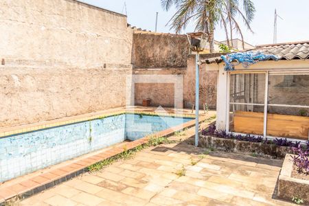Casa para alugar com 300m², 3 quartos e 4 vagasQuintal fundos-Piscina desativada