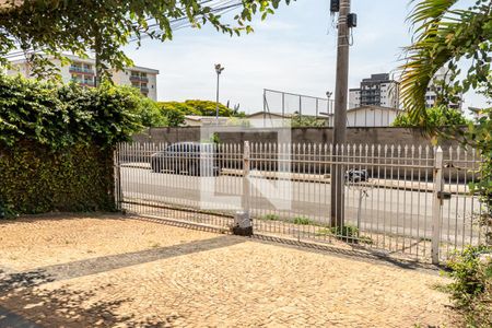 Casa para alugar com 300m², 3 quartos e 4 vagasGaragem e portão de entrada