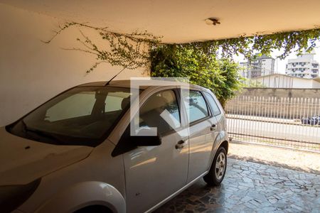 Casa para alugar com 300m², 3 quartos e 4 vagasGaragem e frente da casa