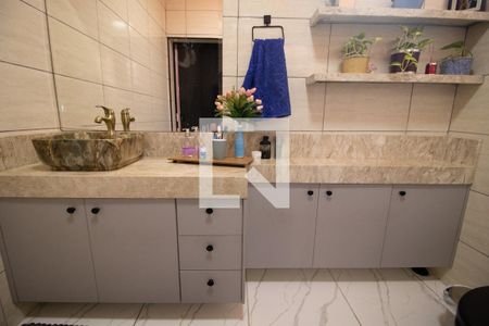 Casa à venda com 100m², 4 quartos e 2 vagas Casa à venda com 100m², 4 quartos e 2 vagasBanheiro