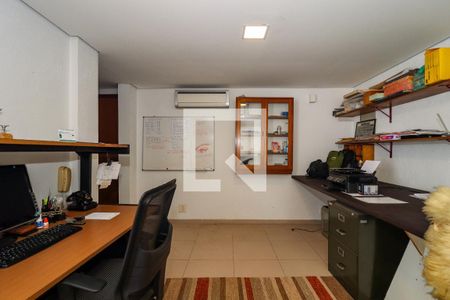 Casa à venda com 324m², 4 quartos e 4 vagas Casa à venda com 324m², 4 quartos e 4 vagasEscritório