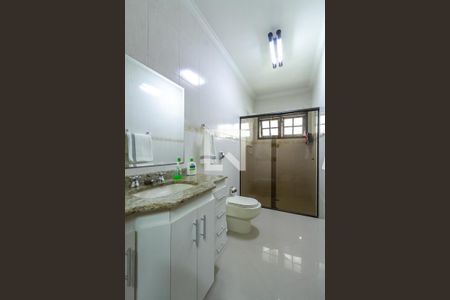 Casa à venda com 332m², 3 quartos e 4 vagasBanheiro da Suíte 1