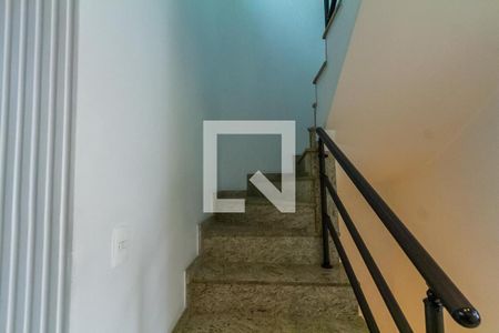 Casa à venda com 332m², 3 quartos e 4 vagasEscada