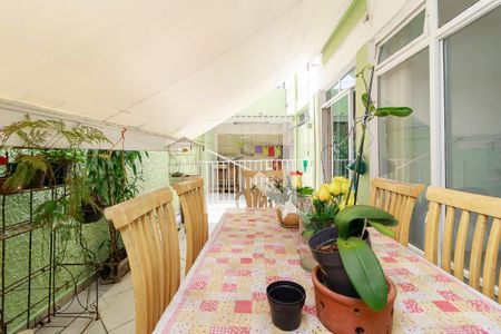 Casa à venda com 180m², 3 quartos e 2 vagas Casa à venda com 180m², 3 quartos e 2 vagasQuintal