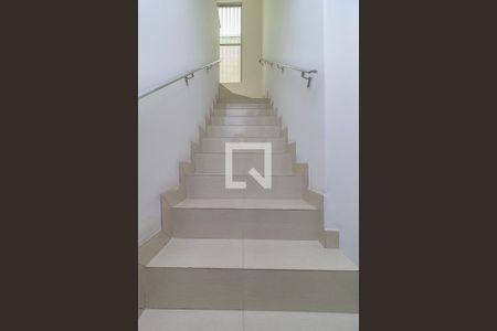 Casa à venda com 180m², 3 quartos e 2 vagas Casa à venda com 180m², 3 quartos e 2 vagasEscada