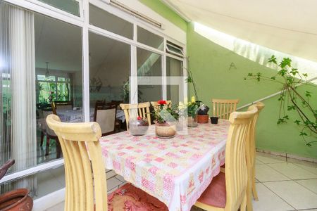 Casa à venda com 180m², 3 quartos e 2 vagas Casa à venda com 180m², 3 quartos e 2 vagasQuintal