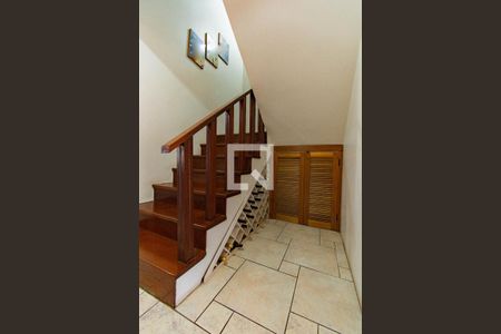 Casa à venda com 600m², 5 quartos e 2 vagas Casa à venda com 600m², 5 quartos e 2 vagasEscada