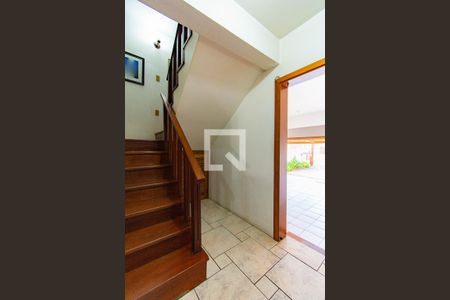 Casa à venda com 600m², 5 quartos e 2 vagas Casa à venda com 600m², 5 quartos e 2 vagasEscada