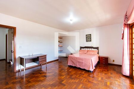 Casa à venda com 600m², 5 quartos e 2 vagas Casa à venda com 600m², 5 quartos e 2 vagasQuarto