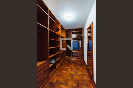 Casa à venda com 600m², 5 quartos e 2 vagas Casa à venda com 600m², 5 quartos e 2 vagasCloset - Quarto