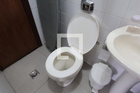 Casa para alugar com 304m², 3 quartos e 6 vagasCasa 1 - Banheiro de Serviço