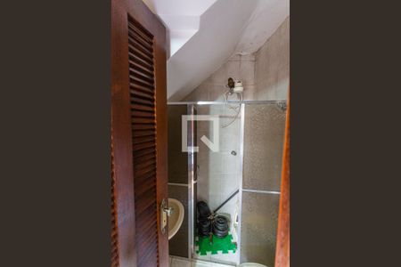 Casa à venda com 280m², 6 quartos e 3 vagas Casa à venda com 280m², 6 quartos e 3 vagasBanheiro da Suíte 4 na Casa dos Fundos