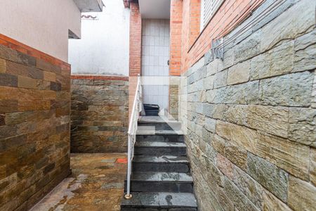 Casa à venda com 280m², 6 quartos e 3 vagas Casa à venda com 280m², 6 quartos e 3 vagasEscada de Acesso a Casa dos Fundos