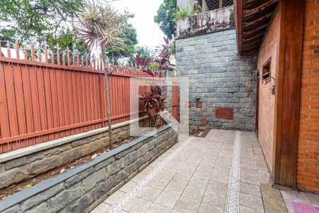 Casa à venda com 280m², 6 quartos e 3 vagas Casa à venda com 280m², 6 quartos e 3 vagasEntrada