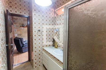 Casa à venda com 280m², 6 quartos e 3 vagas Casa à venda com 280m², 6 quartos e 3 vagasBanheiro da Suíte 3 na Casa dos Fundos