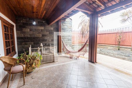 Casa à venda com 280m², 6 quartos e 3 vagas Casa à venda com 280m², 6 quartos e 3 vagasEntrada