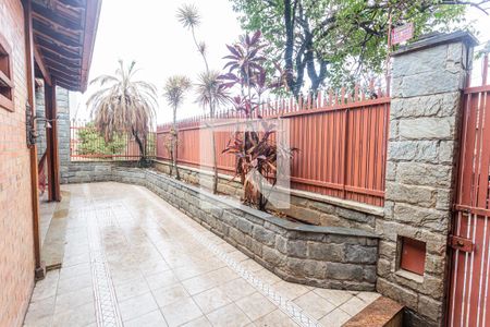 Casa à venda com 280m², 6 quartos e 3 vagas Casa à venda com 280m², 6 quartos e 3 vagasEntrada