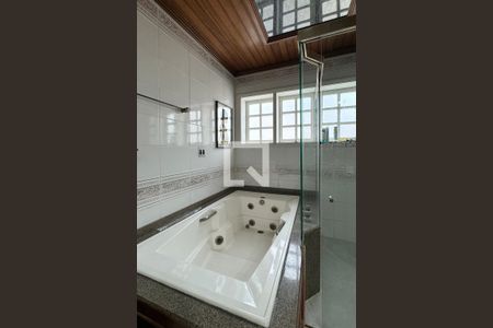 Casa de condomínio à venda com 600m², 4 quartos e 4 vagasBanheiro da Suíte 1