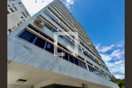 Apartamento à venda com 200m², 4 quartos e 2 vagasFachada com cartaz QA