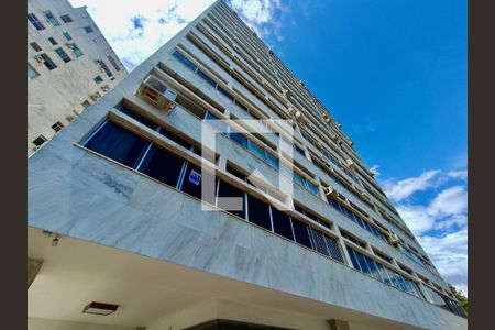 Apartamento à venda com 200m², 4 quartos e 2 vagasFachada com cartaz QA