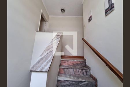 Casa à venda com 176m², 4 quartos e 2 vagas Casa à venda com 176m², 4 quartos e 2 vagasEscada