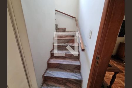 Casa à venda com 176m², 4 quartos e 2 vagas Casa à venda com 176m², 4 quartos e 2 vagasEscada