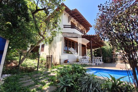 Casa de condomínio à venda com 260m², 4 quartos e 3 vagasQuintal