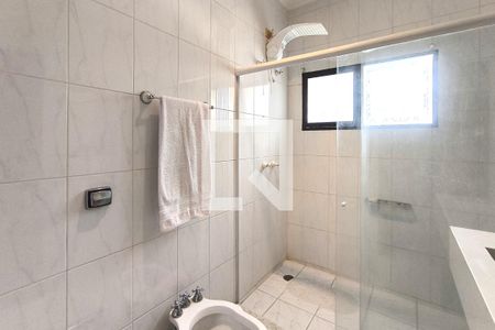 Casa de condomínio à venda com 590m², 4 quartos e 6 vagas Casa de condomínio à venda com 590m², 4 quartos e 6 vagasBanheiro da Suíte 2