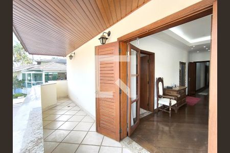 Casa de condomínio à venda com 590m², 4 quartos e 6 vagas Casa de condomínio à venda com 590m², 4 quartos e 6 vagasSuíte - Varanda