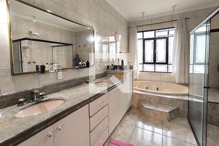 Casa de condomínio à venda com 590m², 4 quartos e 6 vagas Casa de condomínio à venda com 590m², 4 quartos e 6 vagasBanheiro da Suíte