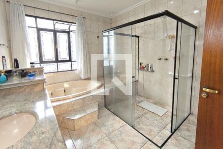 Casa de condomínio à venda com 590m², 4 quartos e 6 vagas Casa de condomínio à venda com 590m², 4 quartos e 6 vagasBanheiro da Suíte