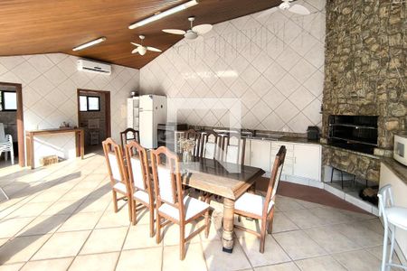 Casa de condomínio à venda com 590m², 4 quartos e 6 vagas Casa de condomínio à venda com 590m², 4 quartos e 6 vagasEdícula