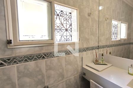 Casa de condomínio à venda com 590m², 4 quartos e 6 vagas Casa de condomínio à venda com 590m², 4 quartos e 6 vagasBanheiro Social