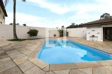 Casa de condomínio à venda com 590m², 4 quartos e 6 vagas Casa de condomínio à venda com 590m², 4 quartos e 6 vagasÁrea Externa