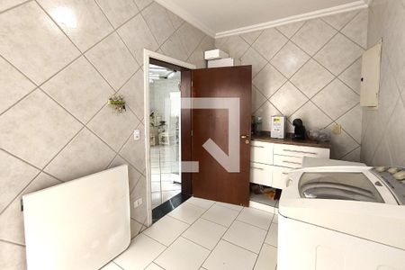 Casa de condomínio à venda com 590m², 4 quartos e 6 vagas Casa de condomínio à venda com 590m², 4 quartos e 6 vagasÁrea de Serviço