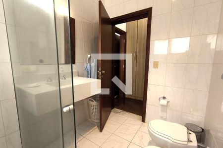 Casa de condomínio à venda com 590m², 4 quartos e 6 vagas Casa de condomínio à venda com 590m², 4 quartos e 6 vagasBanheiro da Suíte 2