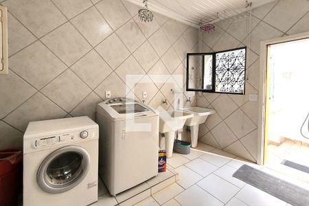 Casa de condomínio à venda com 590m², 4 quartos e 6 vagas Casa de condomínio à venda com 590m², 4 quartos e 6 vagasÁrea de Serviço