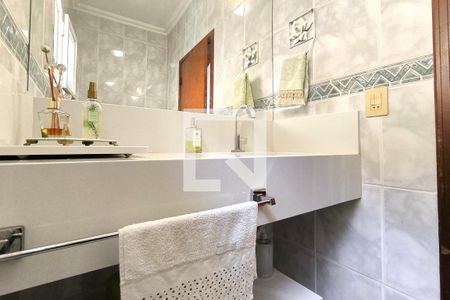 Casa de condomínio à venda com 590m², 4 quartos e 6 vagas Casa de condomínio à venda com 590m², 4 quartos e 6 vagasBanheiro Social