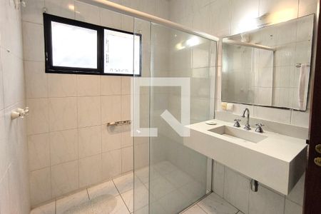 Casa de condomínio à venda com 590m², 4 quartos e 6 vagas Casa de condomínio à venda com 590m², 4 quartos e 6 vagasBanheiro da Suíte 2