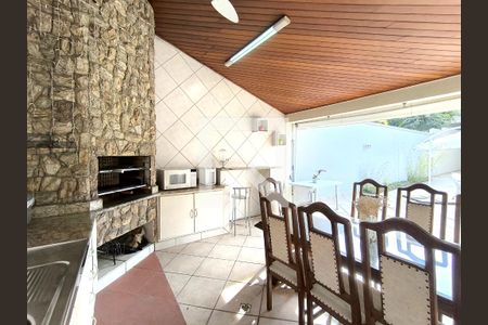 Casa de condomínio à venda com 590m², 4 quartos e 6 vagas Casa de condomínio à venda com 590m², 4 quartos e 6 vagasEdícula