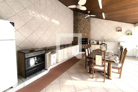 Casa de condomínio à venda com 590m², 4 quartos e 6 vagas Casa de condomínio à venda com 590m², 4 quartos e 6 vagasEdícula