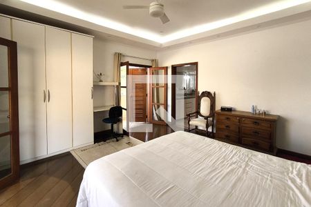 Casa de condomínio à venda com 590m², 4 quartos e 6 vagas Casa de condomínio à venda com 590m², 4 quartos e 6 vagasSuíte