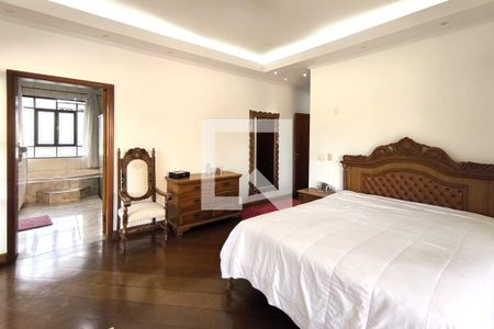 Casa de condomínio à venda com 590m², 4 quartos e 6 vagas Casa de condomínio à venda com 590m², 4 quartos e 6 vagasSuíte