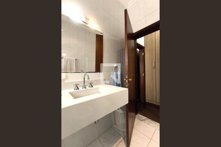 Casa de condomínio à venda com 590m², 4 quartos e 6 vagas Casa de condomínio à venda com 590m², 4 quartos e 6 vagasBanheiro da Suíte 2