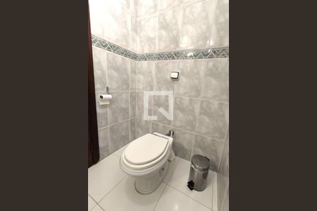 Casa de condomínio à venda com 590m², 4 quartos e 6 vagas Casa de condomínio à venda com 590m², 4 quartos e 6 vagasBanheiro Social