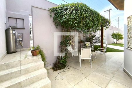 Casa de condomínio à venda com 590m², 4 quartos e 6 vagas Casa de condomínio à venda com 590m², 4 quartos e 6 vagasÁrea Externa